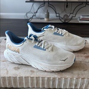 Hoka Men’s 10 D Arahi 7 White and Blue Athletic Shoes